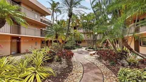 10975 SW 107th St #202, Miami, FL 33176