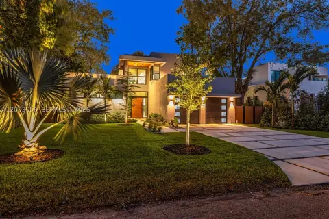 824 NE 111th St, Biscayne Park, FL 33161