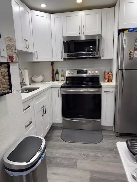 9350 Fontainebleau Blvd #413, Miami, FL 33172