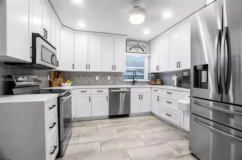 899 E Country Club Cir, Plantation, FL 33317