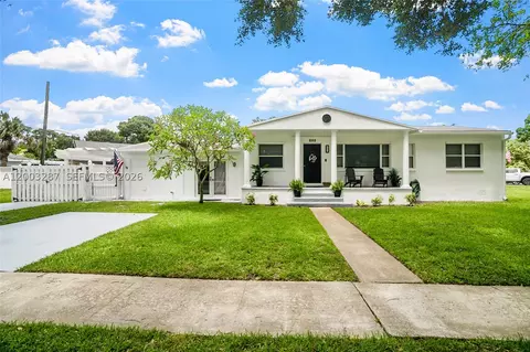 899 E Country Club Cir, Plantation, FL 33317