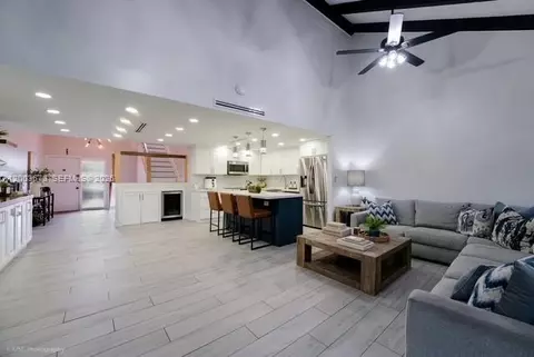 1231 E Golfview Dr, Pembroke Pines, FL 33026