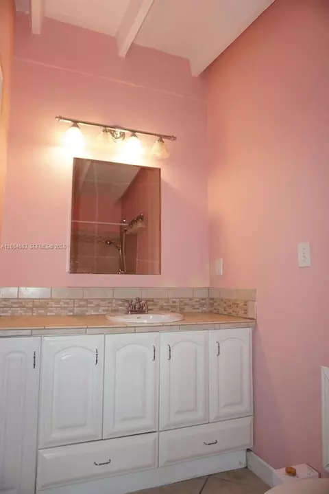 Bath - 229 2nd Rd, Key Largo, FL 33037 photo 1 of 9
