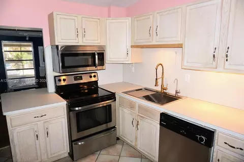 Kitchen - 229 2nd Rd, Key Largo, FL 33037 photo 5 of 6