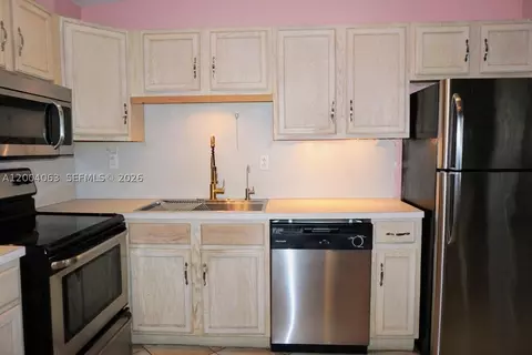 Kitchen - 229 2nd Rd, Key Largo, FL 33037 photo 5 of 8