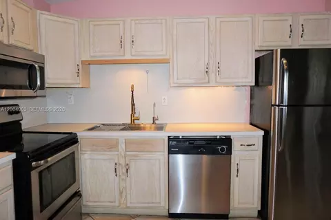 Kitchen - 229 2nd Rd, Key Largo, FL 33037 photo 4 of 6