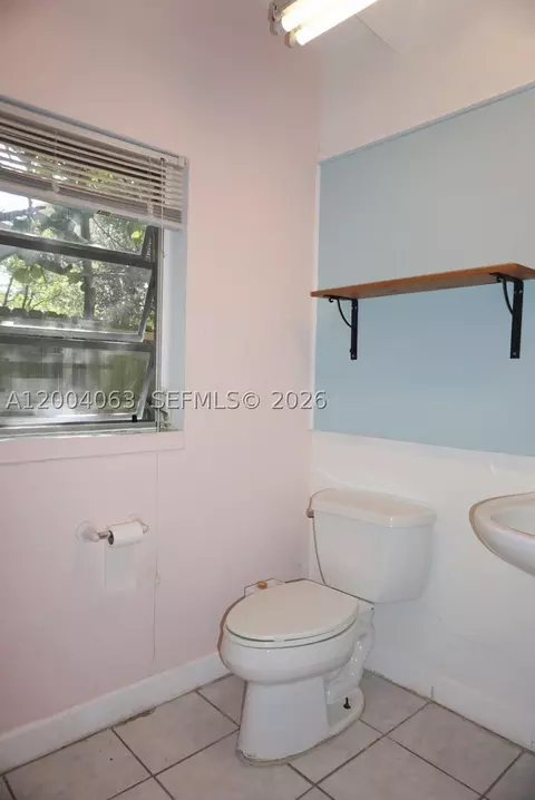 Bath - 229 2nd Rd, Key Largo, FL 33037 photo 6 of 9