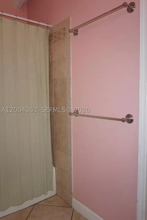 Bath - 229 2nd Rd, Key Largo, FL 33037 photo 4 of 9
