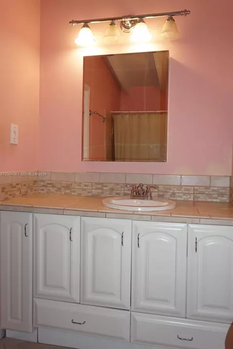 Bath - 229 2nd Rd, Key Largo, FL 33037 photo 5 of 9