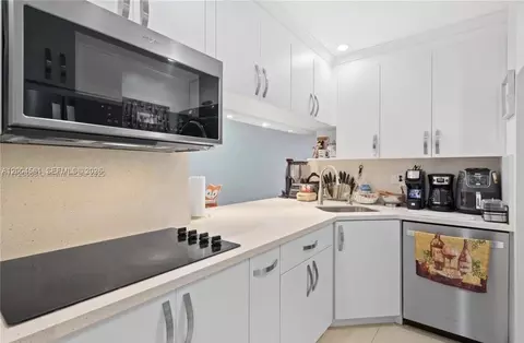 Kitchen - 440 E 23rd St #1310, Hialeah, FL 33013 photo 1 of 1