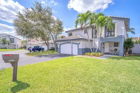 6221 Manchester Ln, Davie, FL 33331