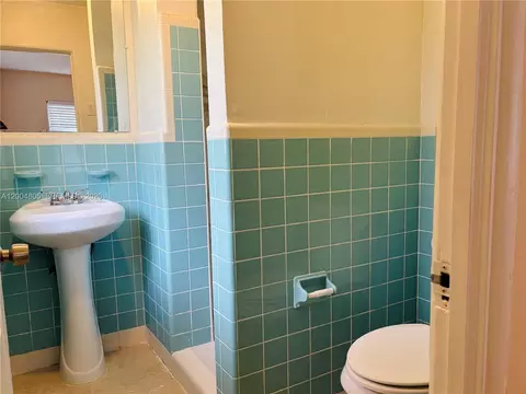 Bath - 2346 Alice Ave, Eustis, FL 32726 photo 2 of 3