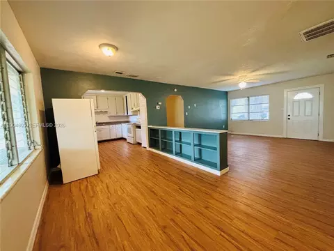 Living - 2346 Alice Ave, Eustis, FL 32726 photo 1 of 4
