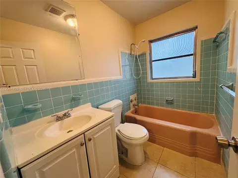 Bath - 2346 Alice Ave, Eustis, FL 32726 photo 1 of 3