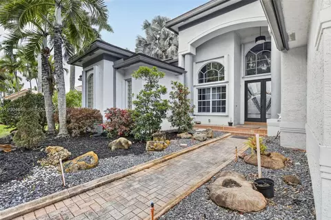 10161 N Lake Vista Cir, Davie, FL 33328