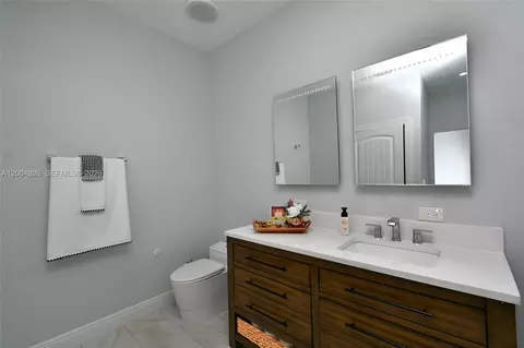 Bath - 7655 17th Pl, Labelle, FL 33935 photo 3 of 3