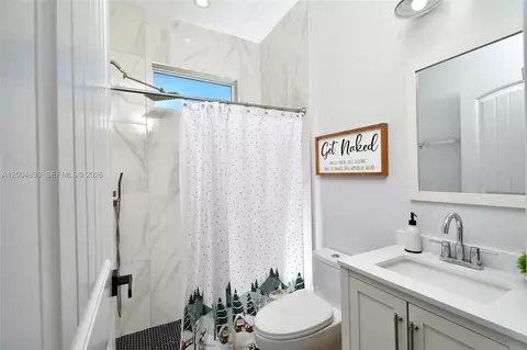 Bath - 7655 17th Pl, Labelle, FL 33935 photo 1 of 3