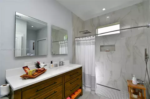 Bath - 7655 17th Pl, Labelle, FL 33935 photo 2 of 3
