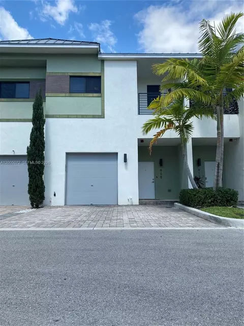 909 NW 45th Ter, Plantation, FL 33317