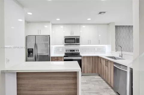 2062 E Discovery Cir E, Deerfield Beach, FL 33442
