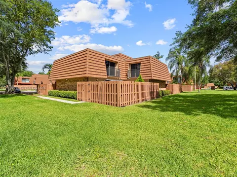 2532 Camelot Ct, Hollywood, FL 33026