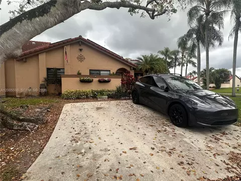 6633 NW 178th Ter, Hialeah, FL 33015