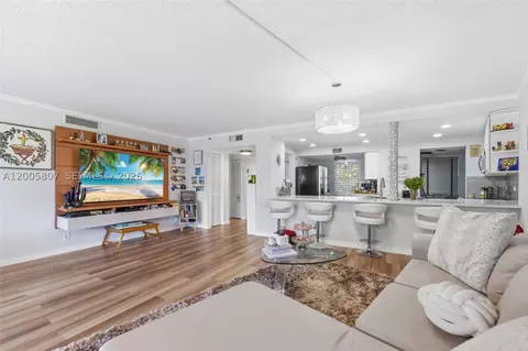 625 Oaks Dr #304, Pompano Beach, FL 33069