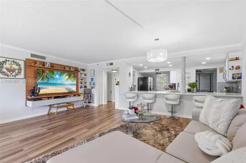 625 Oaks Dr #304, Pompano Beach, FL 33069