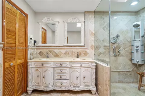 Bath - 766 W 36th St, Hialeah, FL 33012 photo 2 of 5