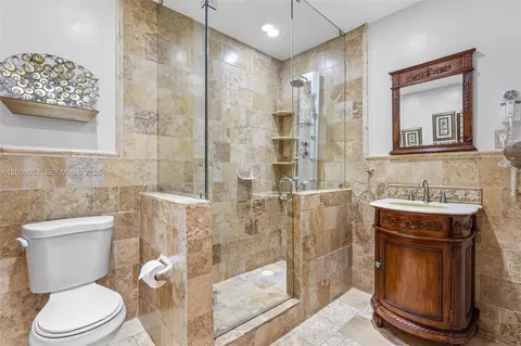 Bath - 766 W 36th St, Hialeah, FL 33012 photo 4 of 5