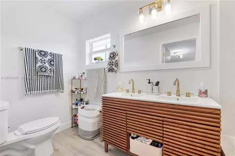 Bath - 14830 N Spur Dr, Miami, FL 33161 photo 1 of 5