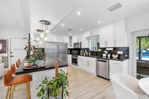 Kitchen - 14830 N Spur Dr, Miami, FL 33161 photo 2 of 7
