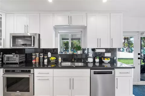 Kitchen - 14830 N Spur Dr, Miami, FL 33161 photo 5 of 7