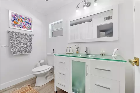 Bath - 14830 N Spur Dr, Miami, FL 33161 photo 3 of 5