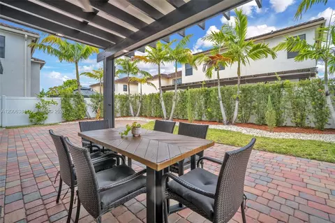 Exterior - 3525 W 94th St, Hialeah, FL 33018 photo 4 of 8