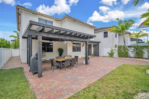 Exterior - 3525 W 94th St, Hialeah, FL 33018 photo 5 of 8