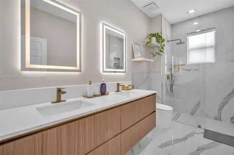 Bath - 3525 W 94th St, Hialeah, FL 33018 photo 5 of 5