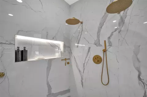 Bath - 3525 W 94th St, Hialeah, FL 33018 photo 4 of 5
