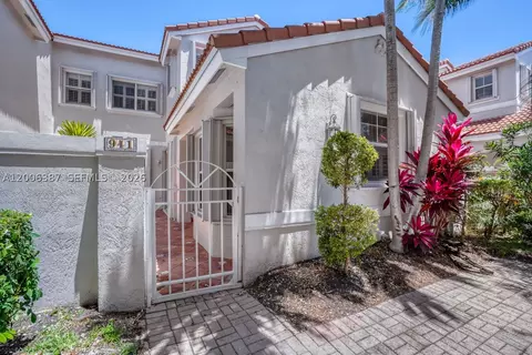 941 Doveplum Ct, Hollywood, FL 33019