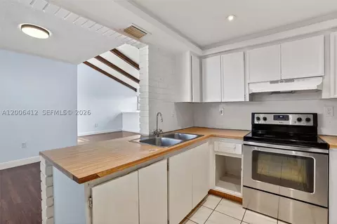 10302 NW 9th St Cir #204, Miami, FL 33172