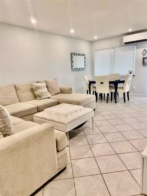 800 SW 11th Ave #19A, Hallandale Beach, FL 33009