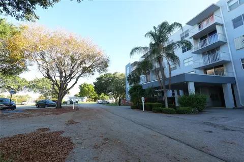 500 Executive Center Dr #1J, West Palm Beach, FL 33401