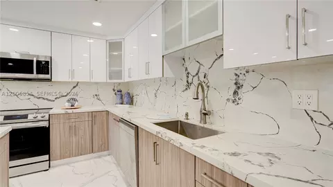 Kitchen - 34 Atlantic Dr, Key Largo, FL 33037 photo 6 of 9