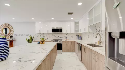 Kitchen - 34 Atlantic Dr, Key Largo, FL 33037 photo 5 of 9