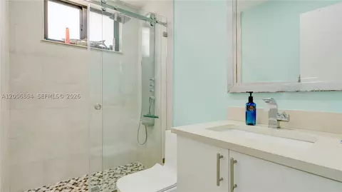 Bath - 34 Atlantic Dr, Key Largo, FL 33037 photo 4 of 4