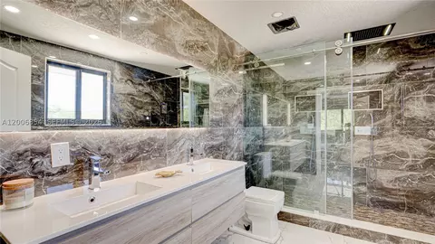 Bath - 34 Atlantic Dr, Key Largo, FL 33037 photo 1 of 4