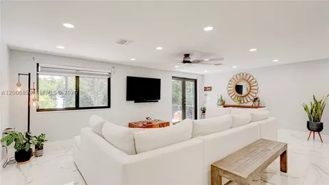 Living - 34 Atlantic Dr, Key Largo, FL 33037 photo 2 of 6