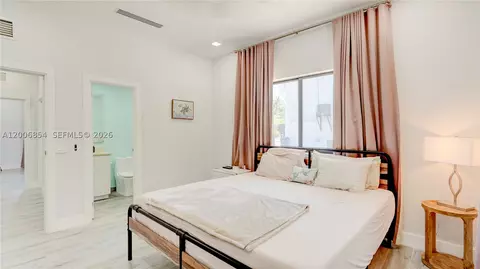 Bedroom - 34 Atlantic Dr, Key Largo, FL 33037 photo 8 of 9