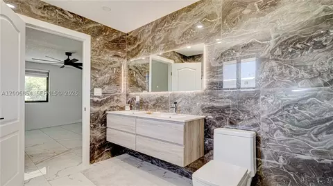 Bath - 34 Atlantic Dr, Key Largo, FL 33037 photo 3 of 4