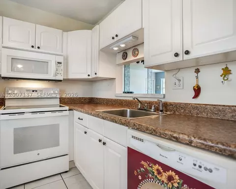 5171 W Oakland Park Blvd #106, Lauderdale Lakes, FL 33313